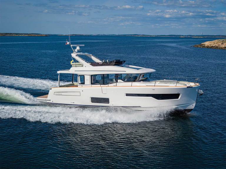 Nimbus 495 Flybridge running