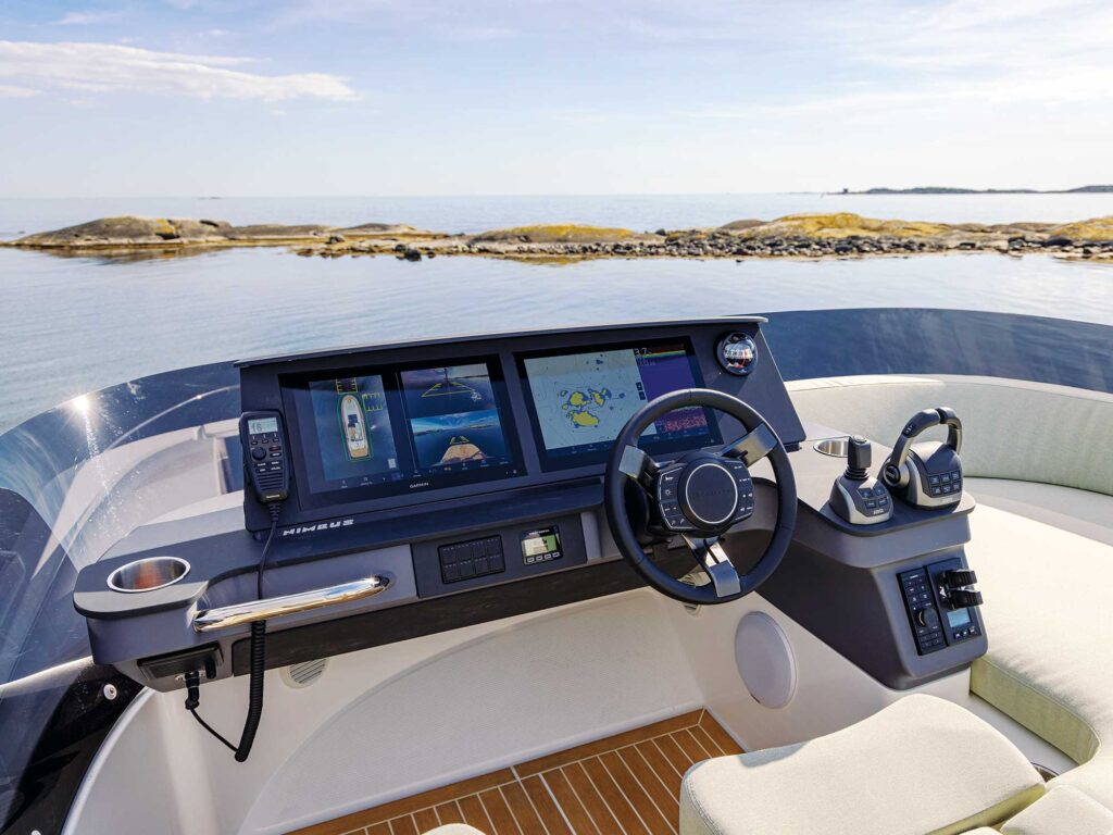Nimbus 495 Flybridge upper helm