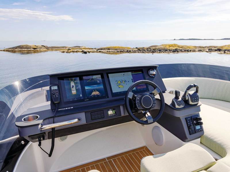 Nimbus 495 Flybridge upper helm