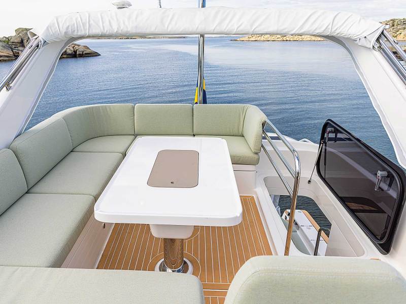 Nimbus 495 Flybridge upper seating