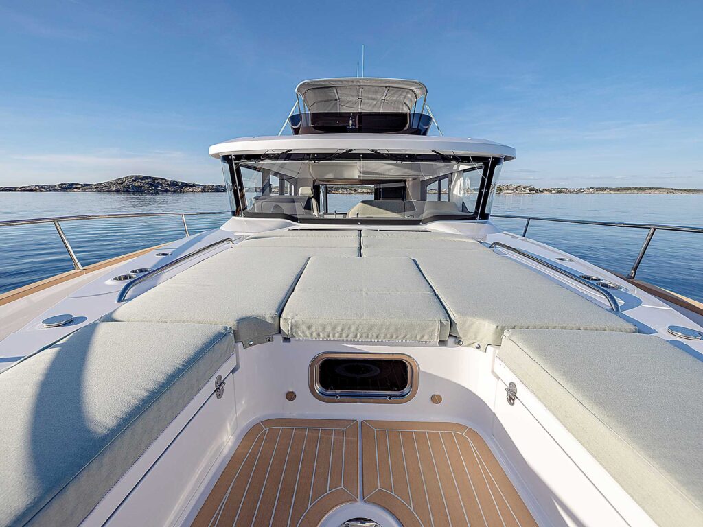 Nimbus 495 Flybridge bow seating