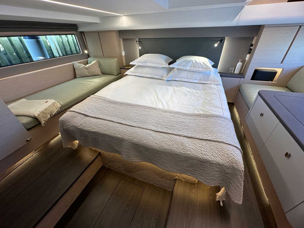 Nimbus 495 Flybridge cabin