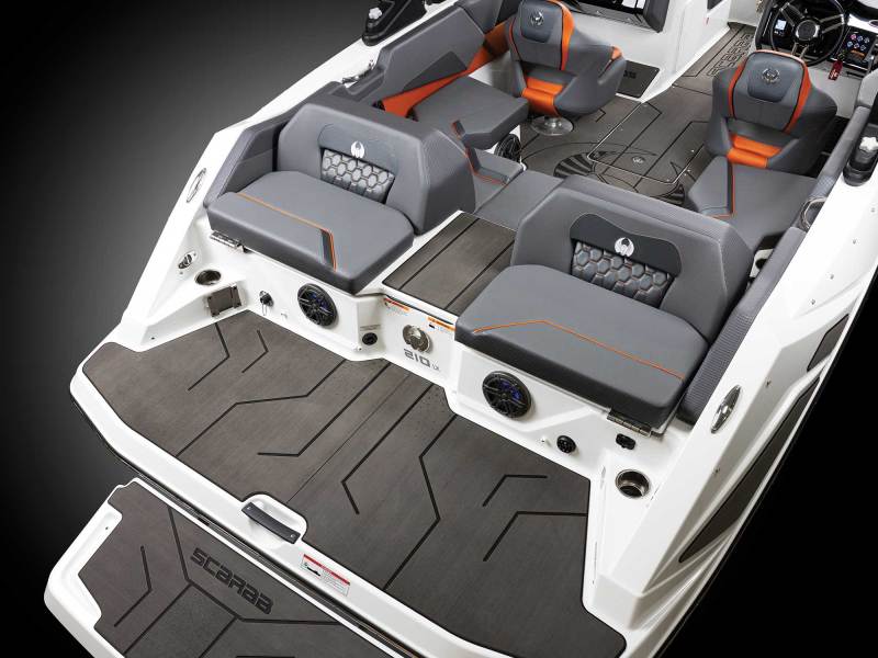 Scarab 210 LX aft seating