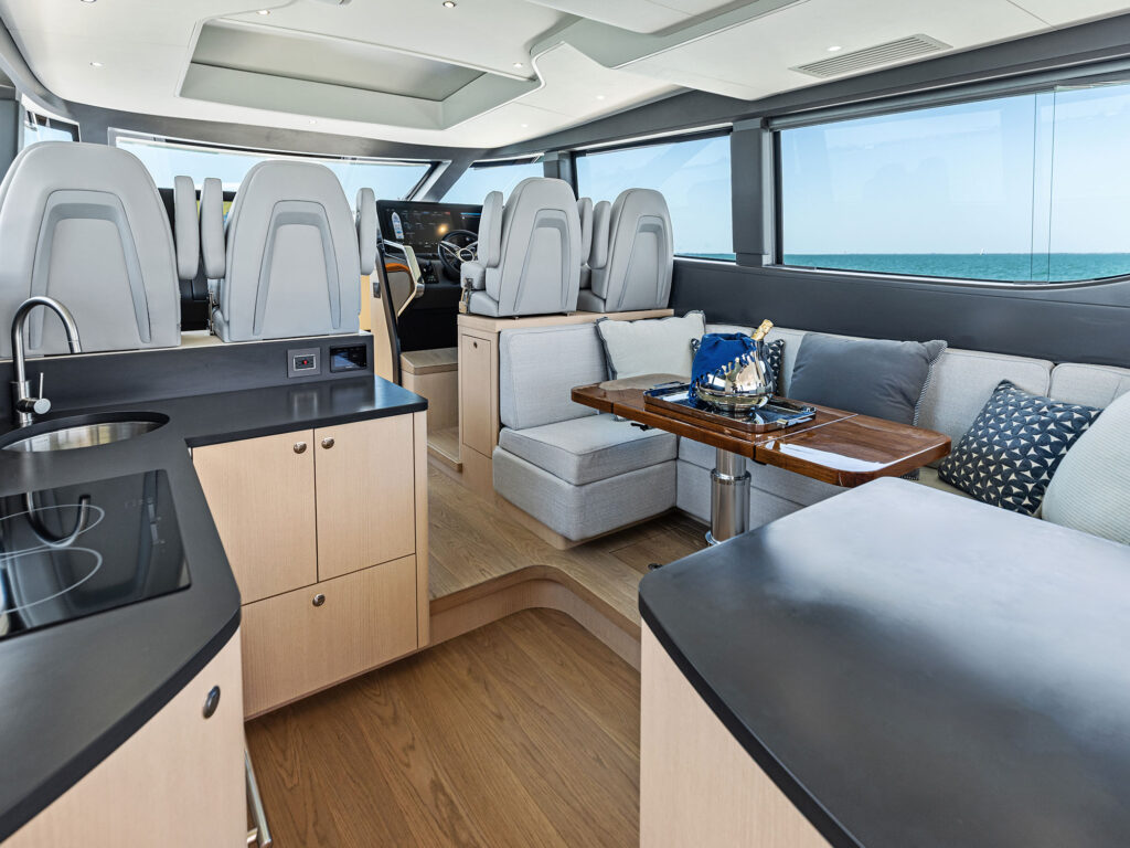 Scout 670 LXS dining area
