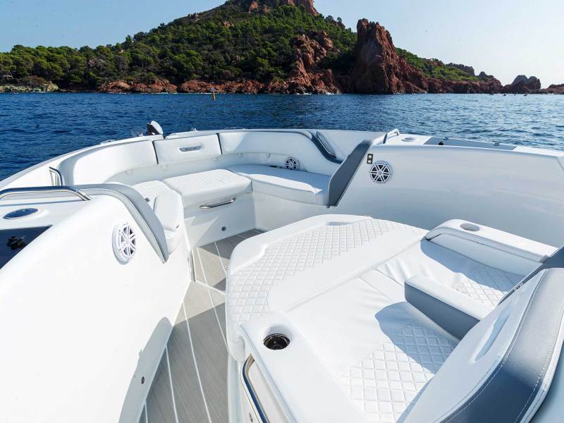 Wellcraft 38 T-Top bow seating