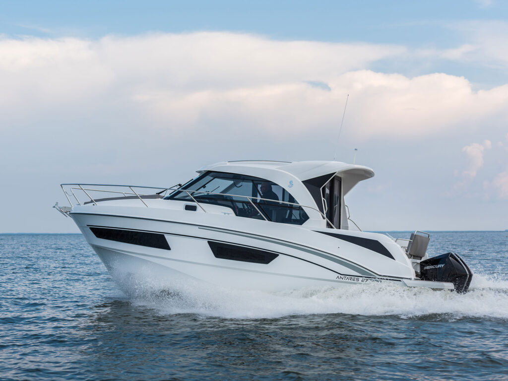 Beneteau Antares 9 running offshore