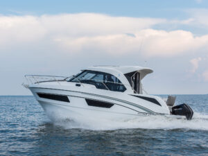 Beneteau Antares 9 running offshore