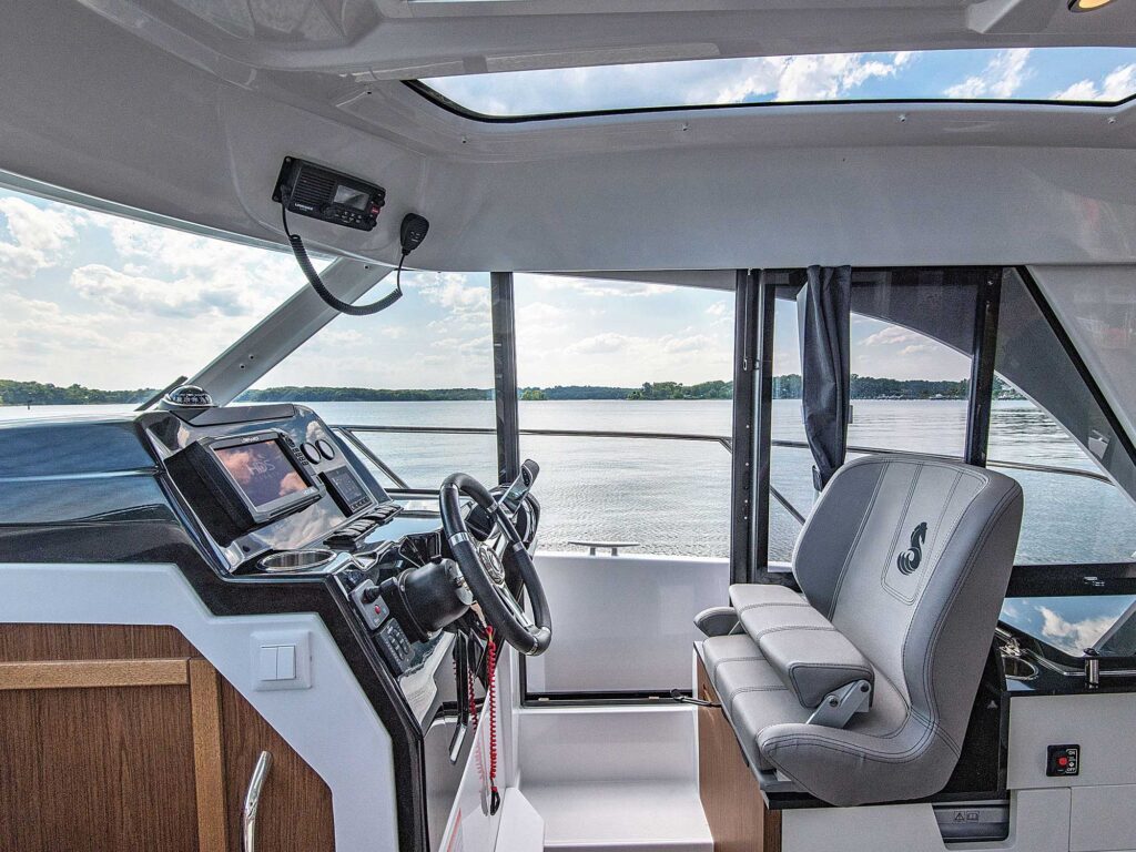 Beneteau Antares 9 helm