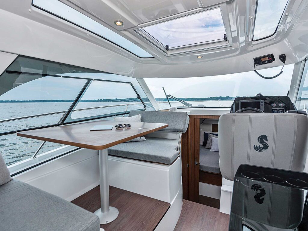 Beneteau Antares 9 salon