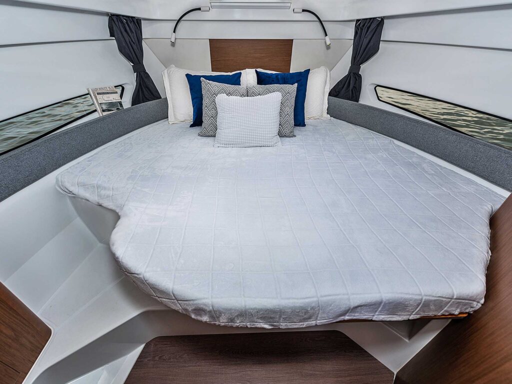 Beneteau Antares 9 cabin berth