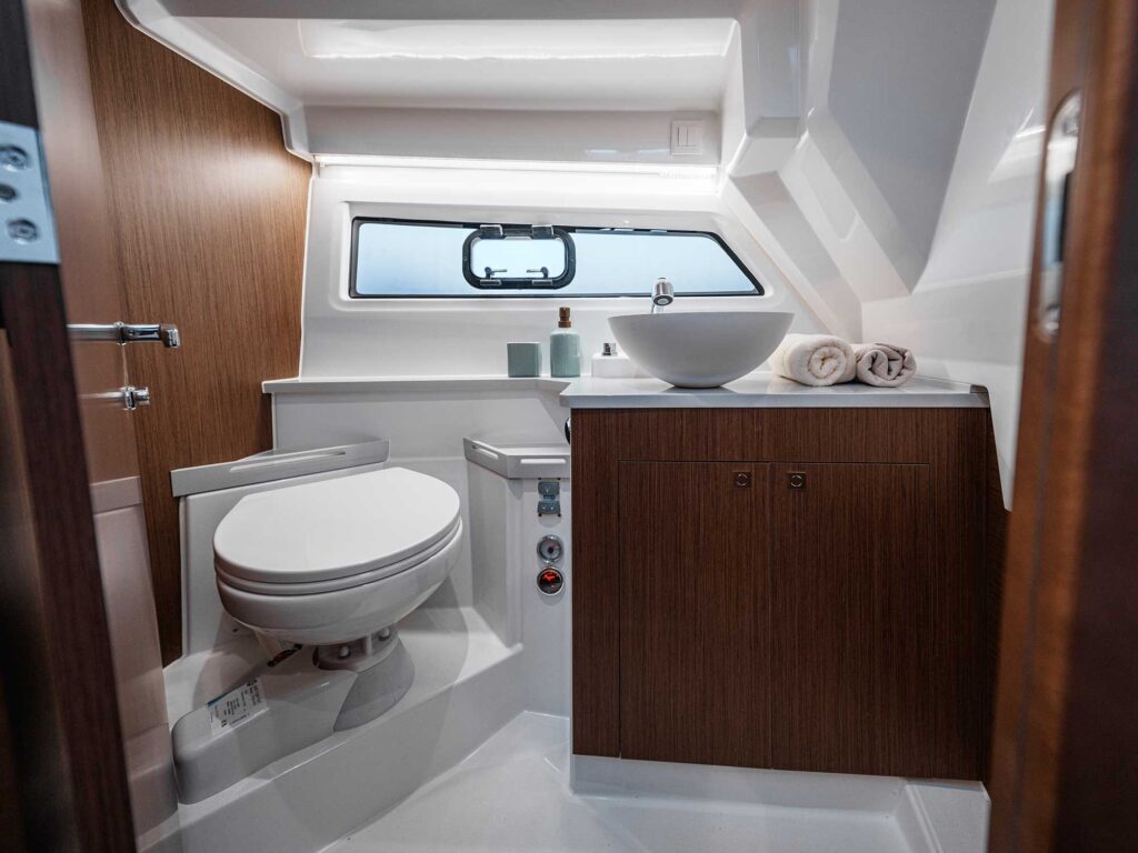 Beneteau Antares 9 head