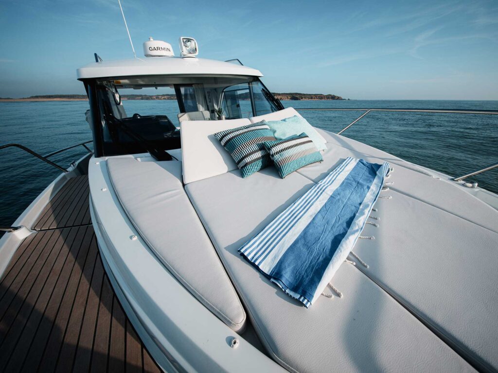 Beneteau Antares 9 bow seating