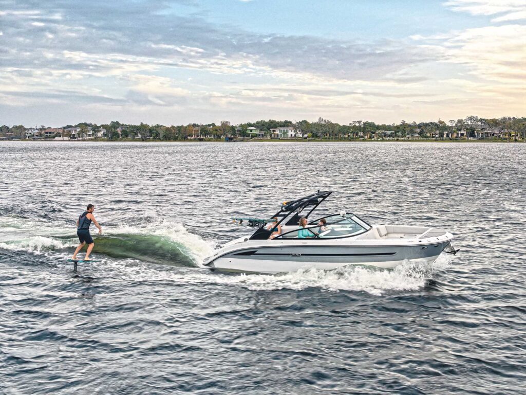Sea Ray SDX 270 Surf foiling