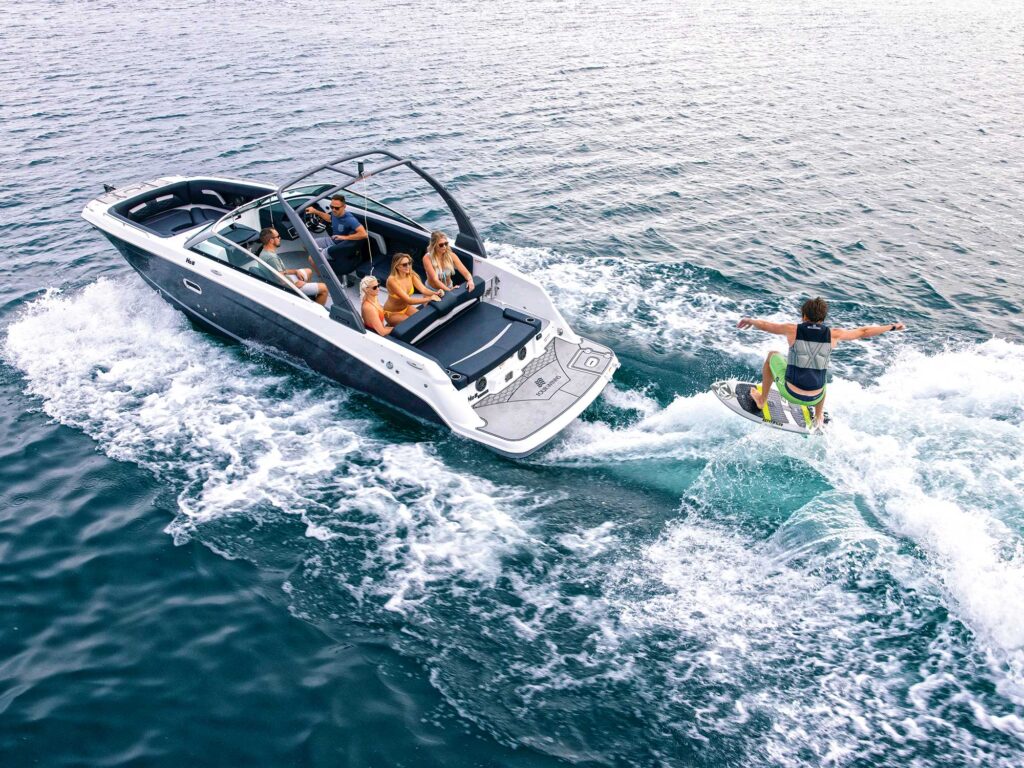Four Winns HD8 Surf out on the lake