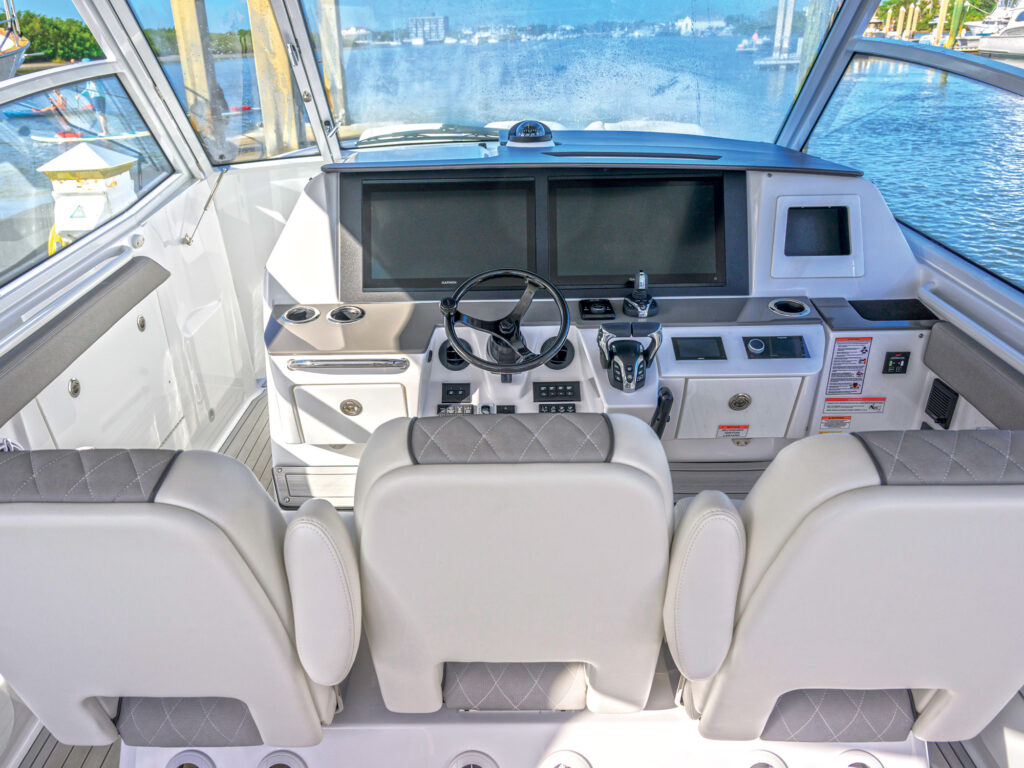 Everglades 367CX helm