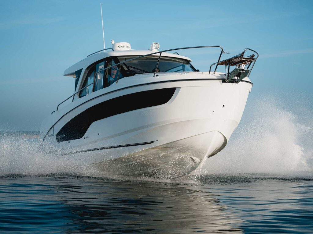 Beneteau Antares 9 running fast