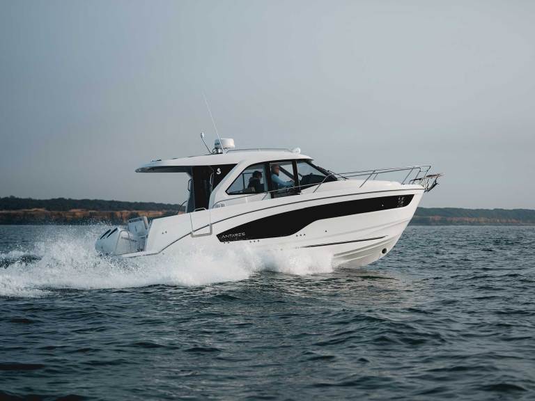 Beneteau Antares 9 running near shore