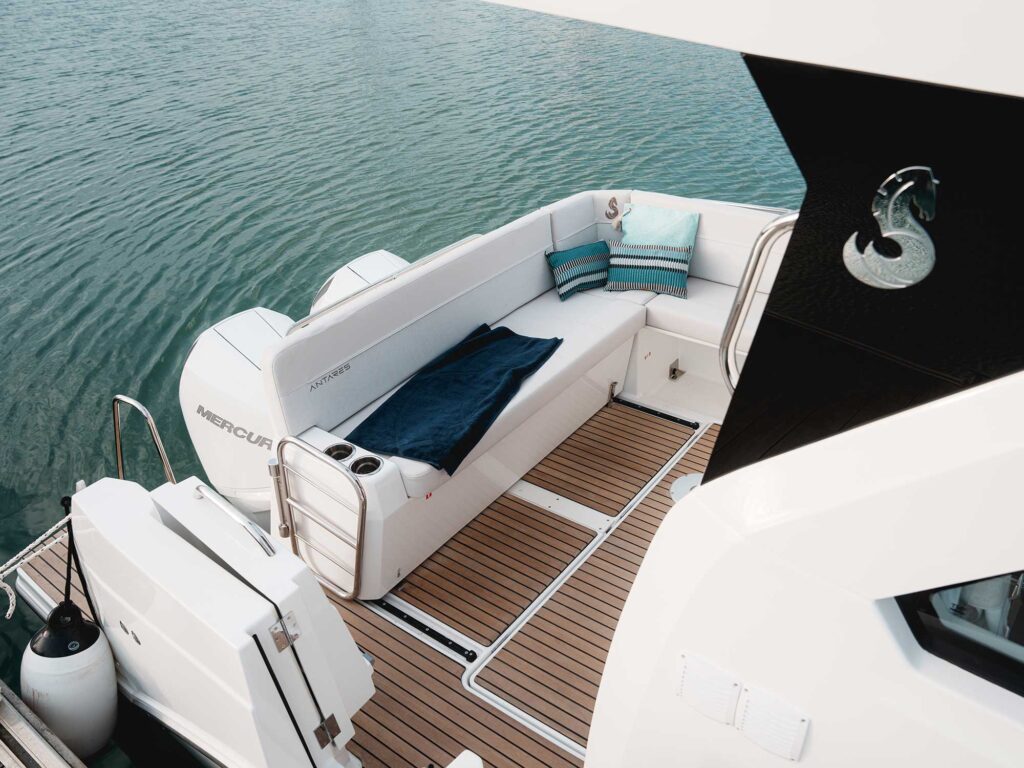 Cockpit seating and boarding door