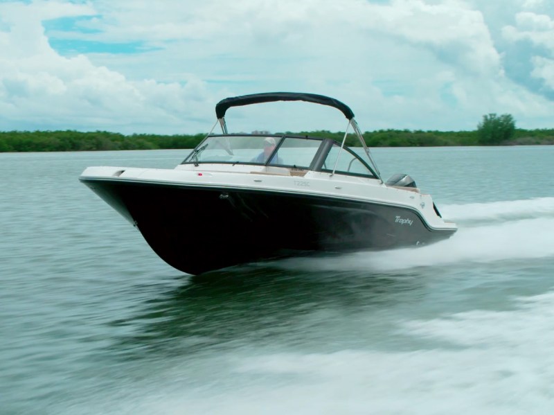 Bayliner Trophy T22SC on the lake