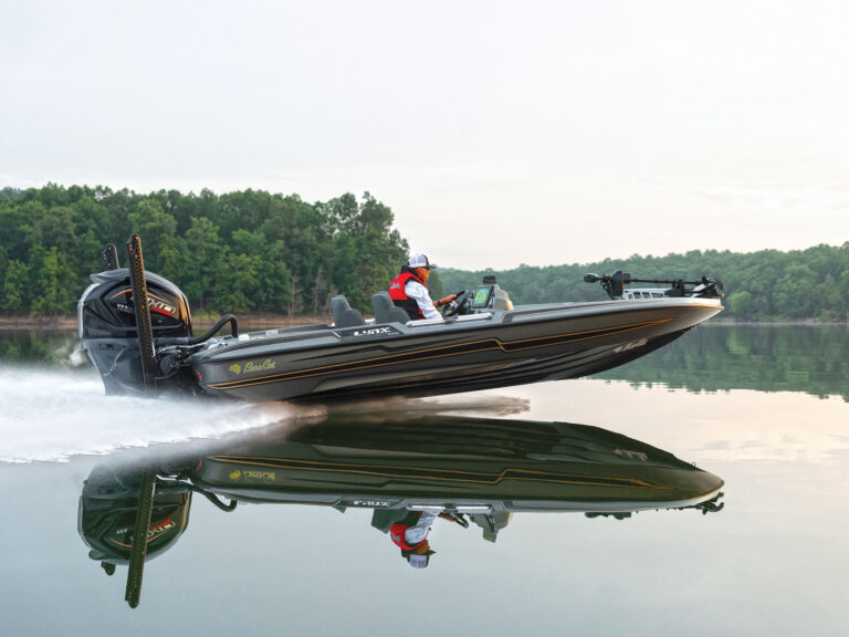 Bass Cat Lynx STS running on the lake