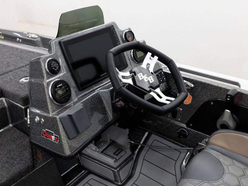 Bass Cat Lynx STS helm