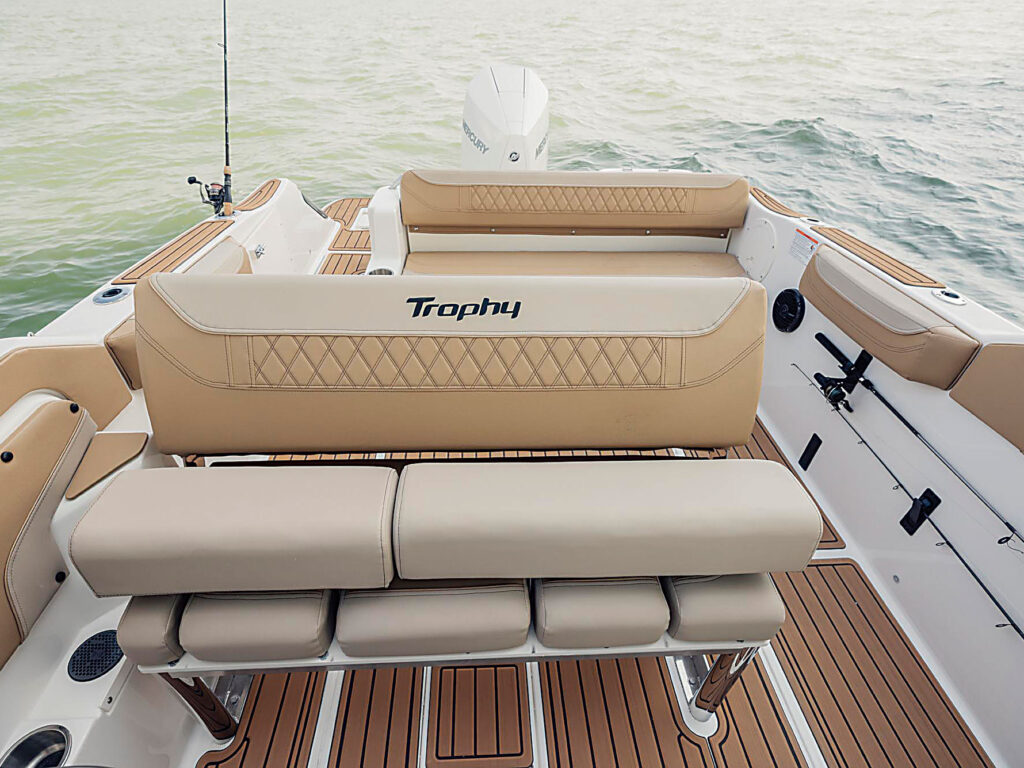 Bayliner Trophy T22SC helm seating