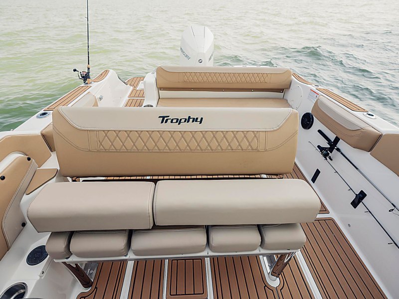 Bayliner Trophy T22SC helm seating