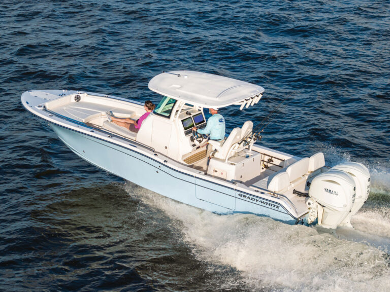 Grady-White 281 Coastal Explorer running smoothly