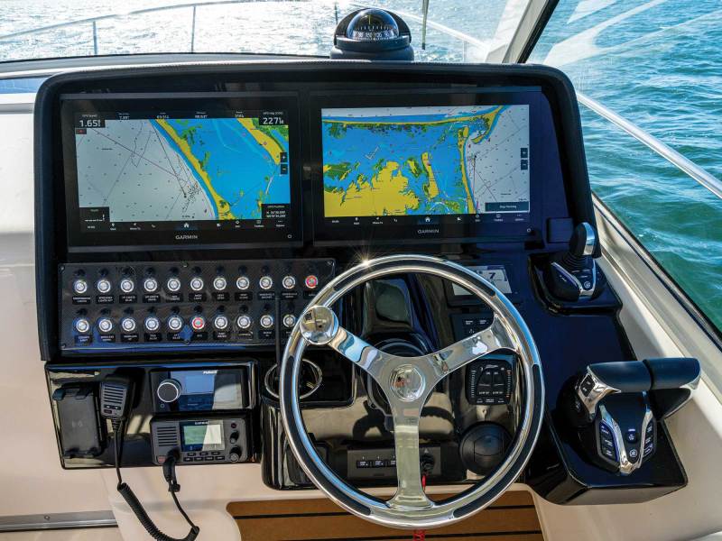 Grady-White Express 340 helm