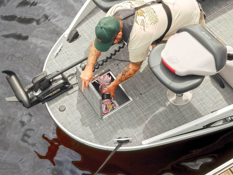 Princecraft Ventura 224 forward storage