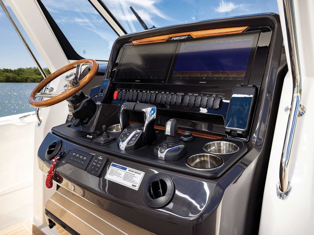 Pursuit S388 Sport helm