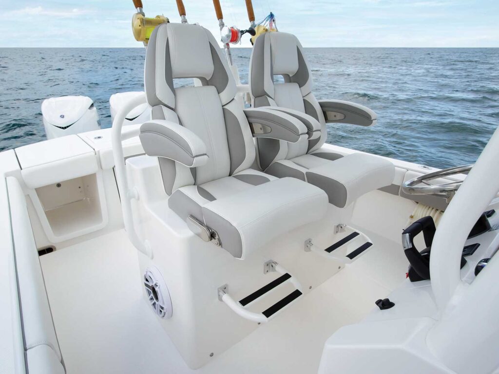Regulator 28 helm seating
