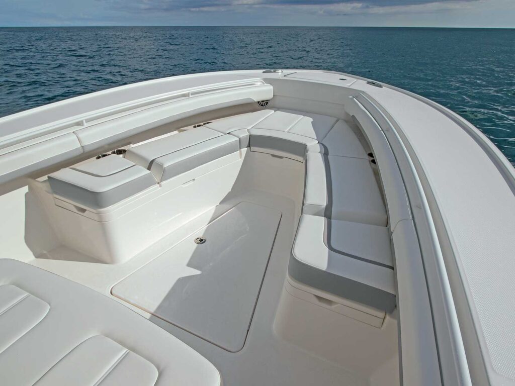 Regulator 28 bow seating