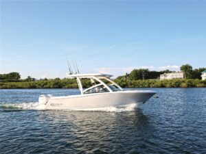 Robalo R277 Dual Console cruising smoothly