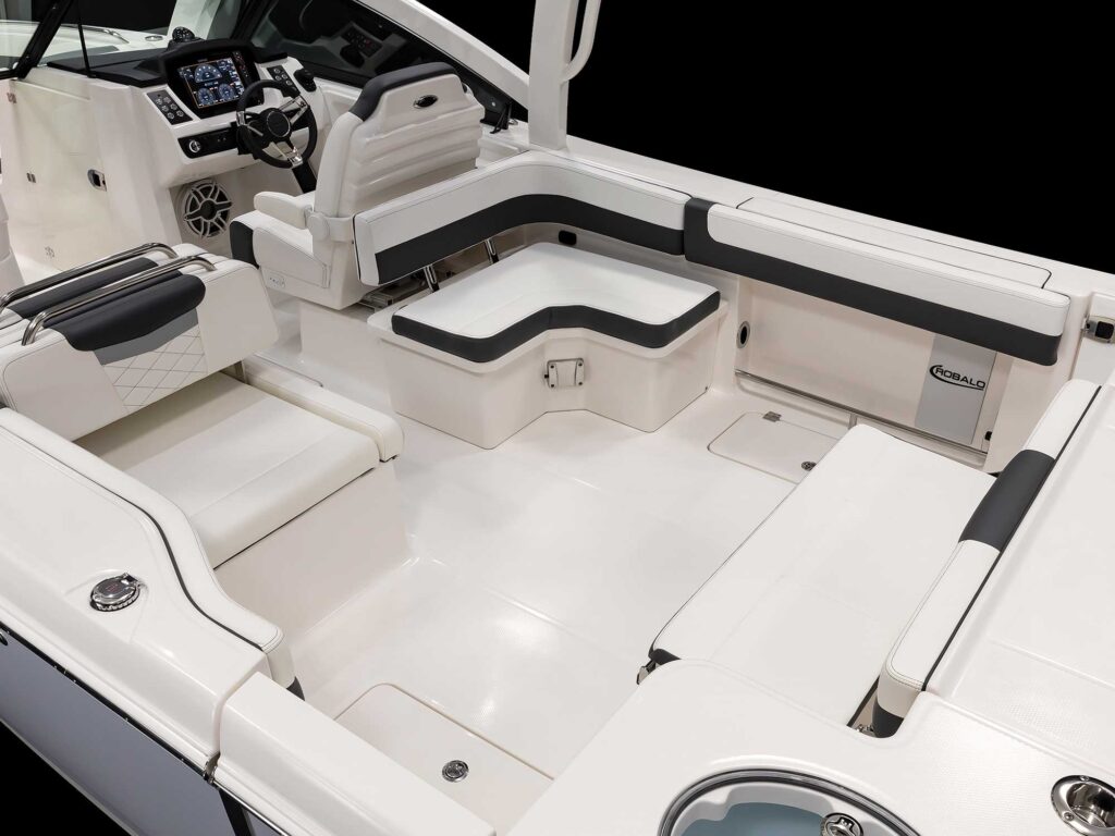 Robalo R277 Dual Console cockpit seating