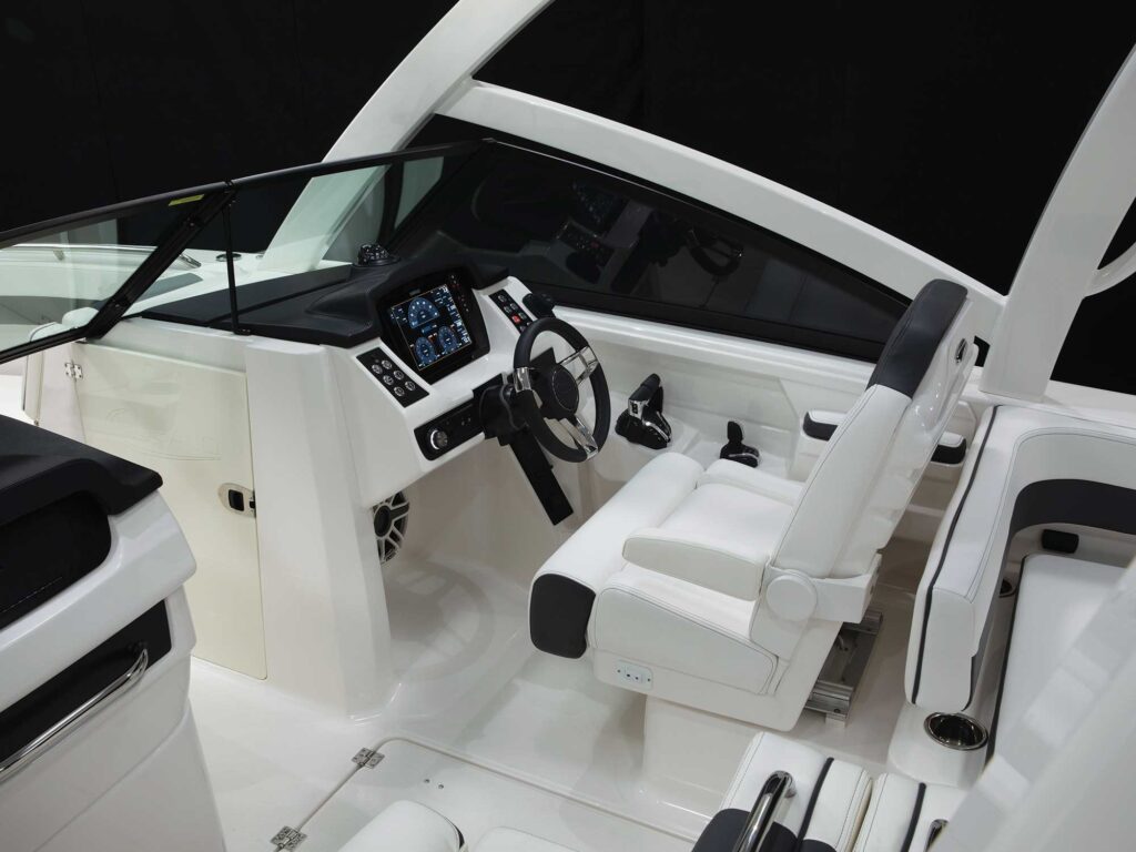 Robalo R277 Dual Console helm