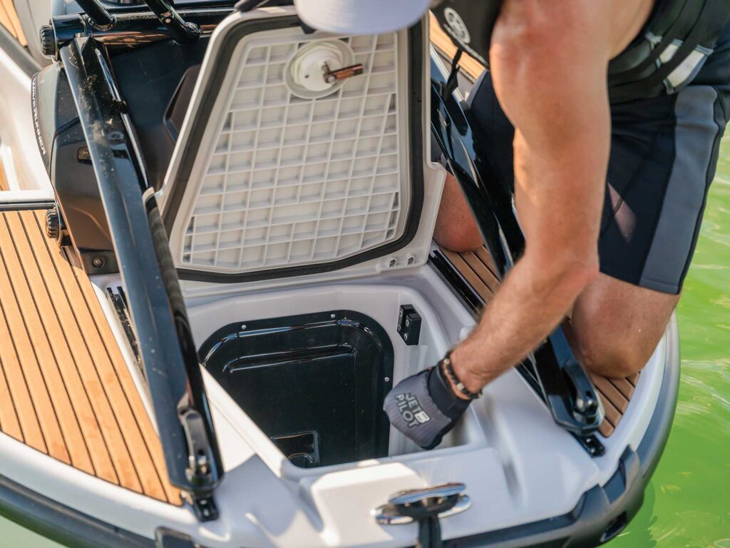 Yamaha CrossWave storage