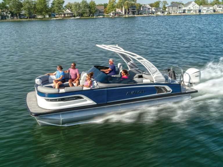 Avalon Excalibur LTD Flex Lounge Windshield cruising