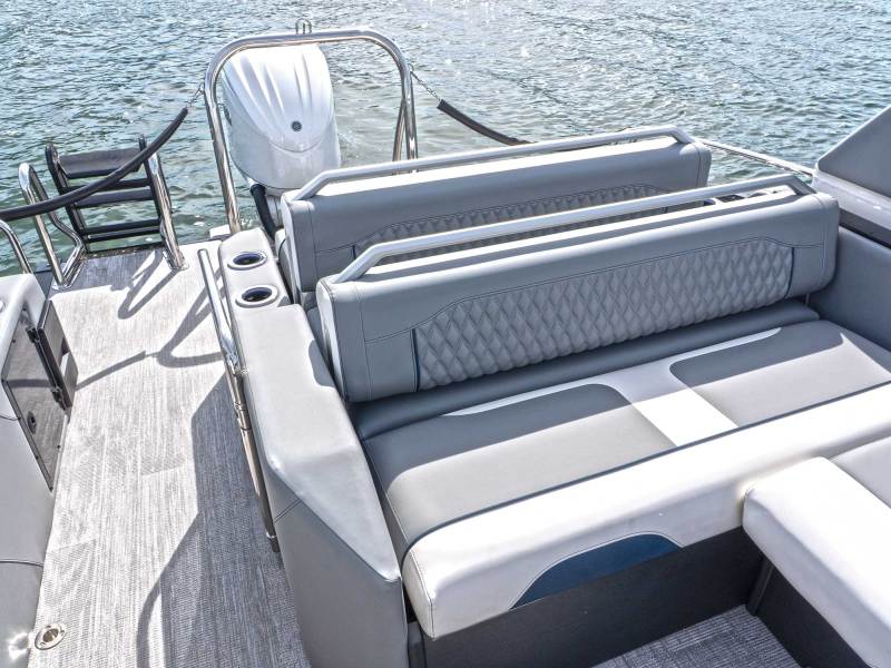 Avalon Excalibur LTD Flex Lounge Windshield aft sunpad