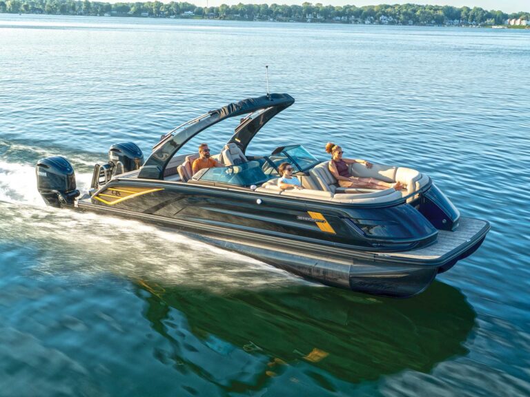 Bennington 27 QX SB WAT2 running on the lake