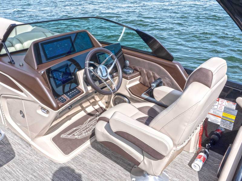 Bennington 27 QX SB WAT2 helm