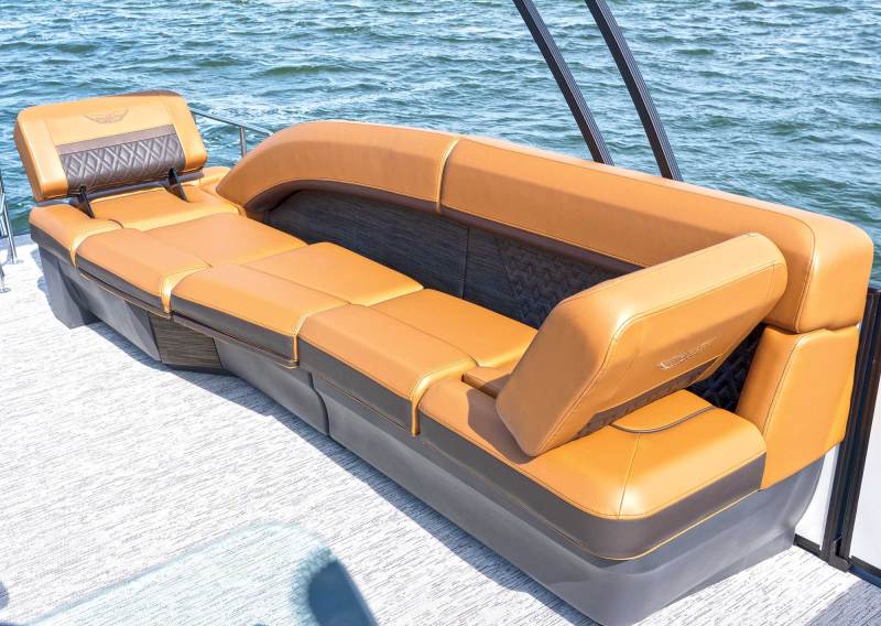 Bennington 24MSL aft seating