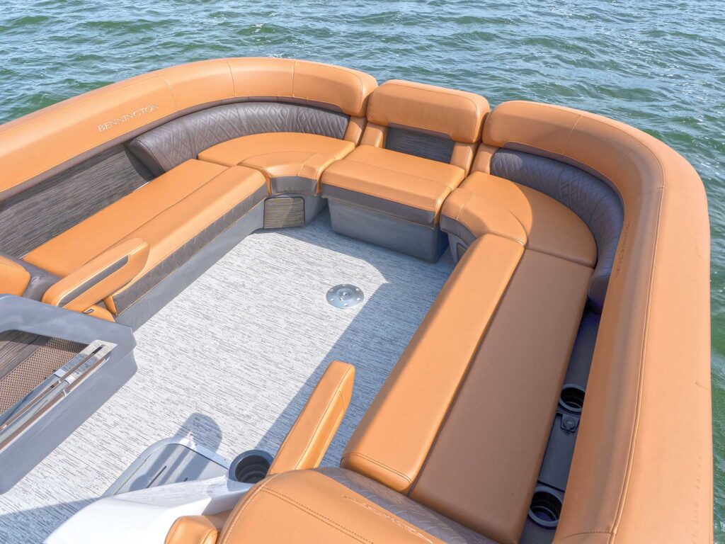 Bennington 24MSL bow seating
