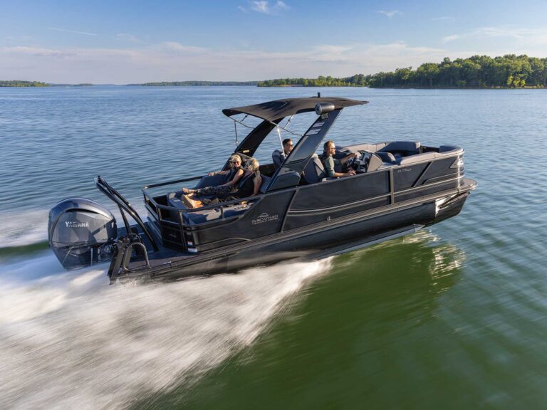 G3 SunCatcher Elite 324 SL Diamond Arch smoothly cruising on a lake