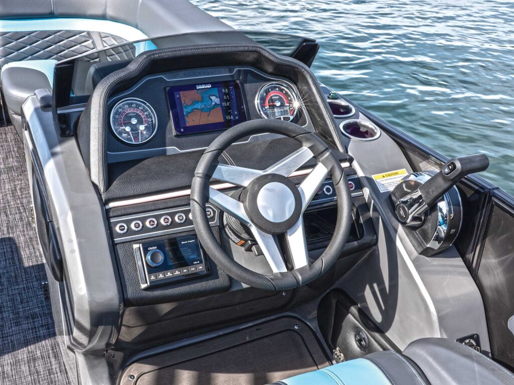 Monaco 235 Single Flip Lounge helm