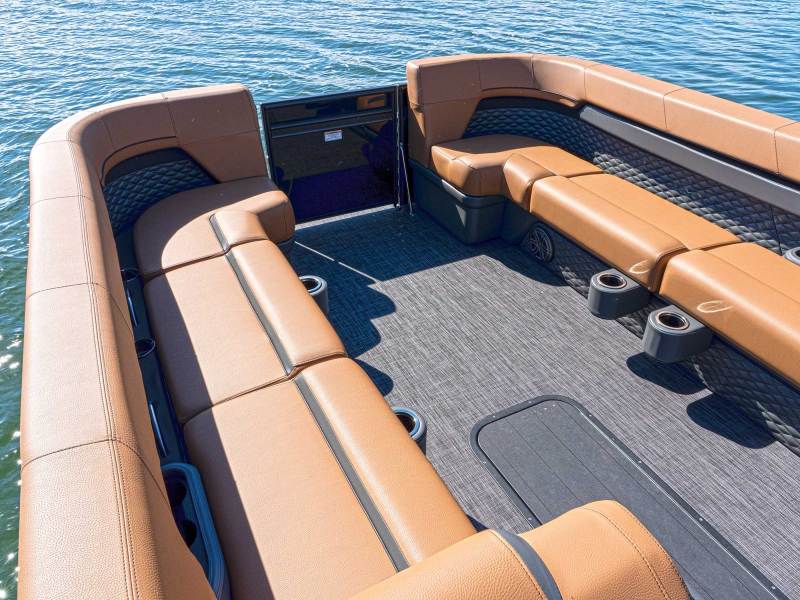 Qwest 24 M-Class RLS bow seating