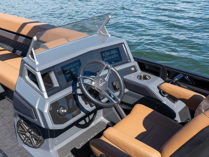 Qwest 24 M-Class RLS helm