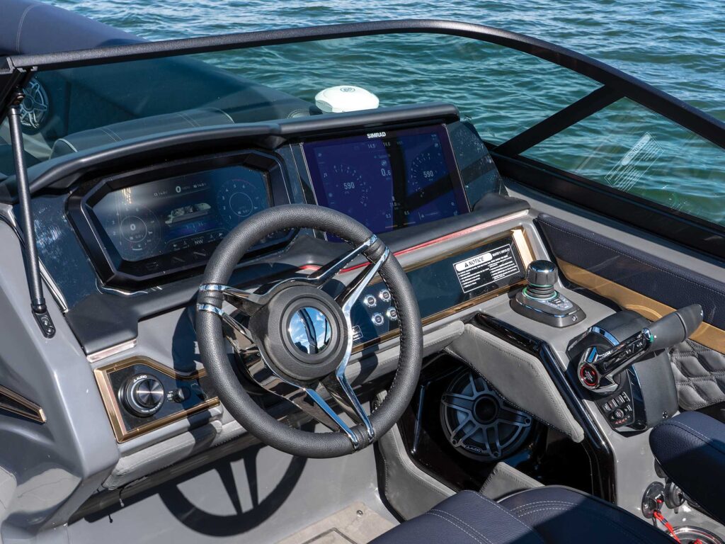 Sanpan 2700 Split Bench With Windshield helm