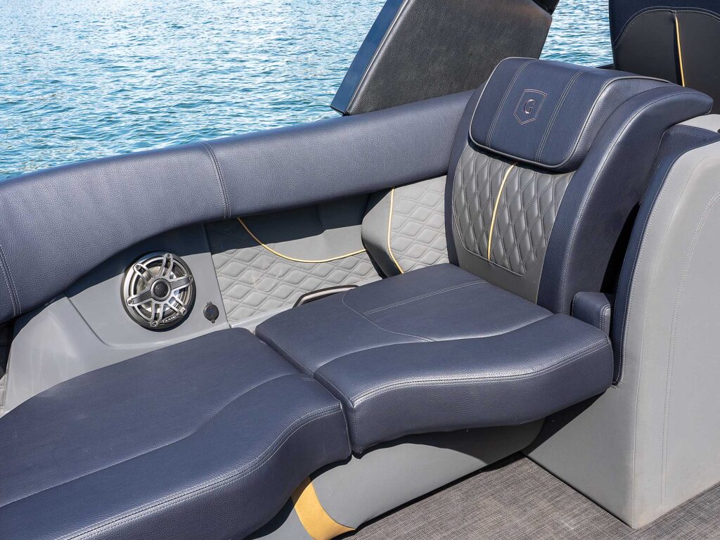 Sanpan 2700 Split Bench With Windshield aft seating