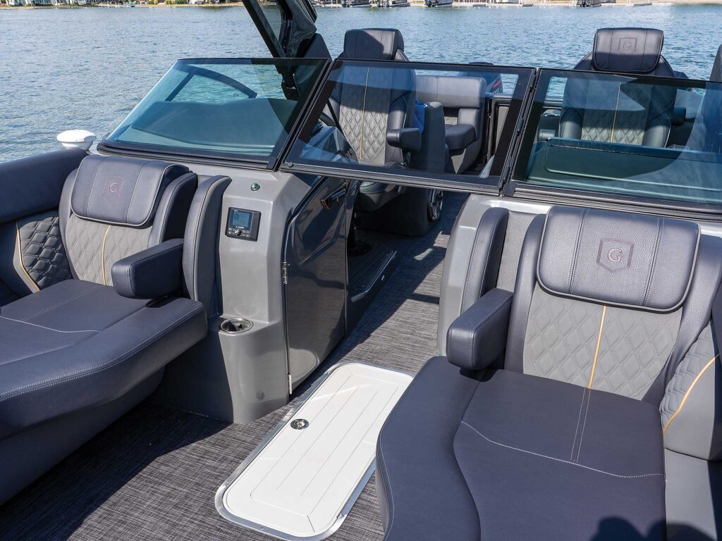 Sanpan 2700 Split Bench With Windshield bow seating